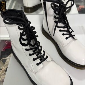 DR. MARTENS
WOMEN'S 1460 SMOOTH LEATHER BOOTS